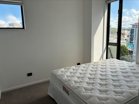 Step out to Victoria Park and the Viaduct. - Photo 3