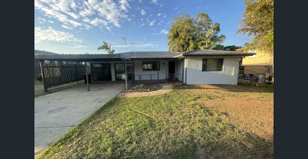 Perfect Location - beautifully renovated home. Family dream - Photo 3