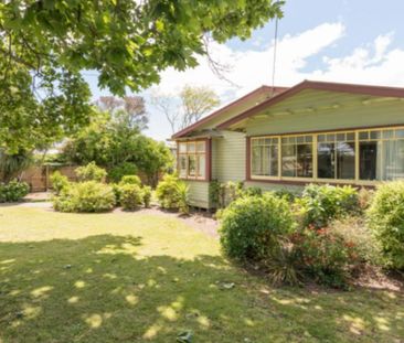 Character on Queen - Photo 1