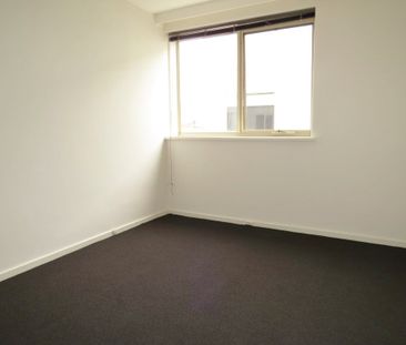 Bright and Spacious Two Bedroom Apartment - Photo 6