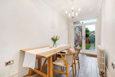 A characterful period townhouse in a prime town centre location, tastefully updated with modern finishes and a private walled garden. - Photo 3