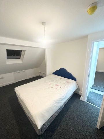 2 Bed Terraced House, Kingswood Road, IG3 - Photo 5