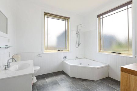 Modern Family Home - Photo 5