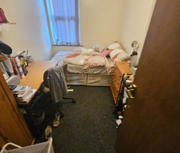 8 Bed - 1 Hill Top Street, Hyde Park, Leeds - LS6 1NW - Student - Photo 2