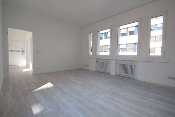 Köln: MODERNISIERTE ZWEI ZIMMERWOHNUNG mit HOHEN DECKEN und EINBAUKÜCHE in TOP LAGE in der INNENSTADT - Foto 1