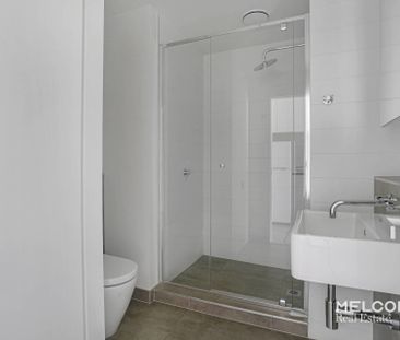 VERY SPACIOUS ONE BEDROOM CONTEMPORARY APARTMENT - Photo 6