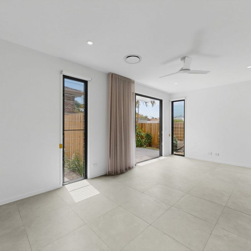 Large Brand New 3 Bedroom Townhouse - Photo 1
