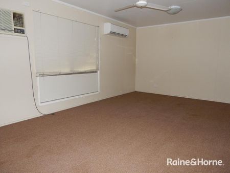 Three Bedroom with Air Conditioning Throughout - Photo 4
