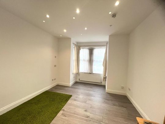 6 bedroom semi-detached house to rent - Photo 1