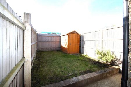 2 bedroom end of terrace house to rent - Photo 2