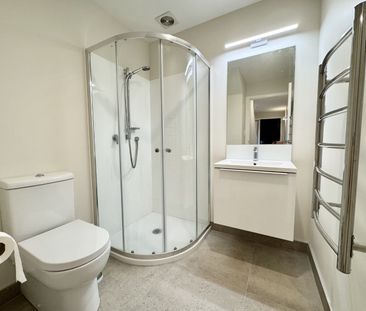 3 bedroom in Totara Vale - Photo 2