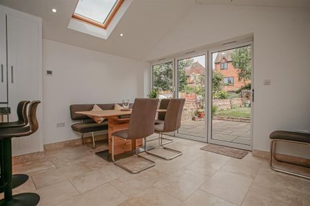 4 bedroom terraced house to rent - Photo 5