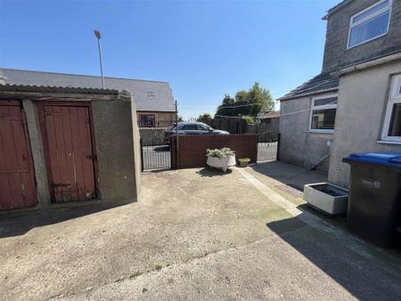 3 bedroom end of terrace house to rent - Photo 2