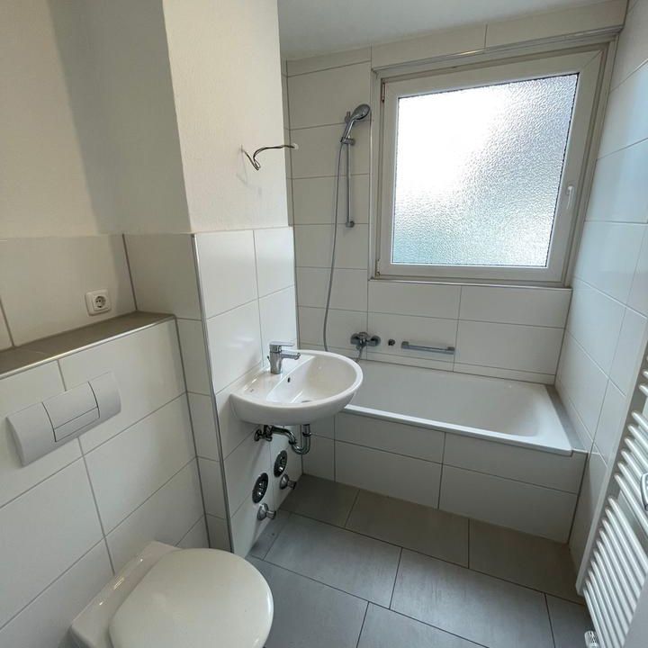 *moderne Balkonwohnung mit Tageslichtbad in guter Lage* - Photo 1