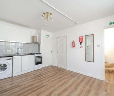 Goldbeaters Grove, Edgware, HA8 - Photo 2