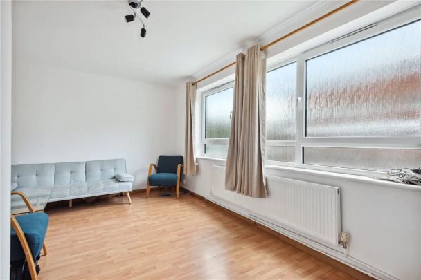 2 bedroom flat in London - Photo 1