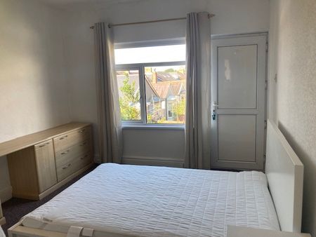 Top Floor Flat, Pantygwydr Road, Uplands, Swansea, SA2 0JB - Photo 2