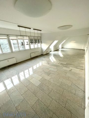 WOHNEN UND ARBEITEN! LICHTDURCHFLUTETE 7-ZIMMER-WOHNUNG MIT DACHTERRASSE ZU MIETEN! - Photo 2