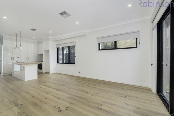 Air-conditioned three bedroom, two bathroom townhouse with luxurious inclusions and finishes. - Photo 1