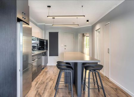 "City Living, New Farm Vibes-Your Ideal Urban Retreat." - Photo 4