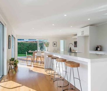 Superb Riverhead Family Home - Photo 3