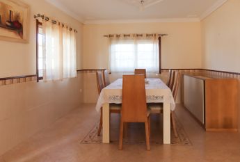 Floor of 2 bedroom villa, partially furnished and semi equipped in Requeixo!