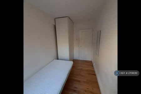 1 bedroom in a flat share to rent - Photo 4