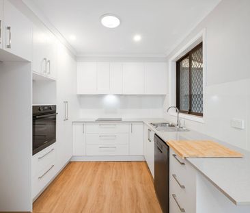 Rare single-level 3-bedroom townhouse in a convenient central location - Photo 2