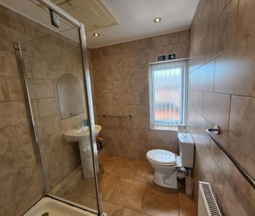 4 bedroom flat to rent - Photo 2