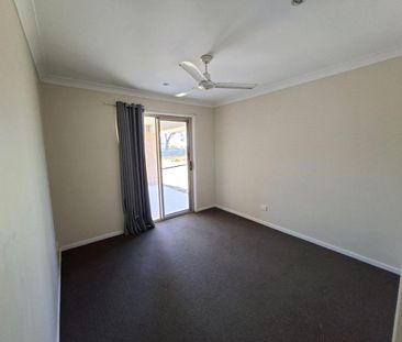 Spacious Family Home in Moore Park Beach - Photo 5