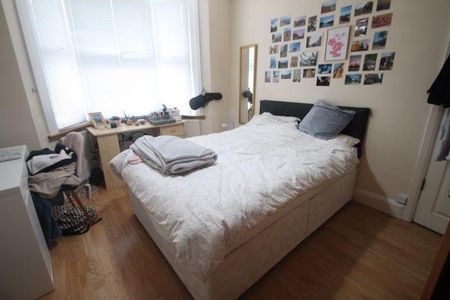 4 bedroom semi-detached house to rent - Photo 2