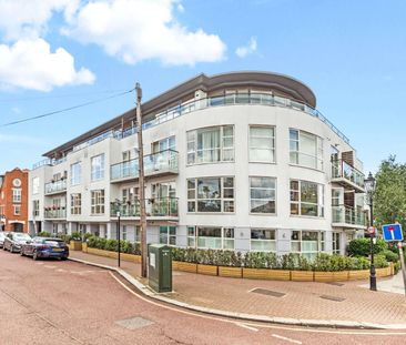 Well-located contemporary art deco style two bed apartment with sec... - Photo 5