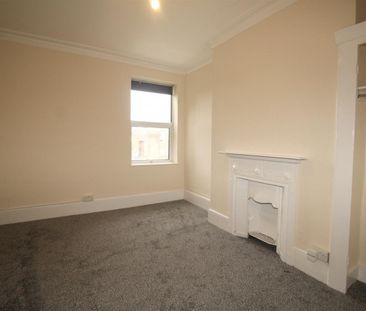 5 Bedroom Flat - Above Shop To Let - Photo 6