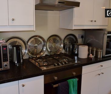 Great room in 3-bedroom apartment in Cabra, Dublin - Photo 4