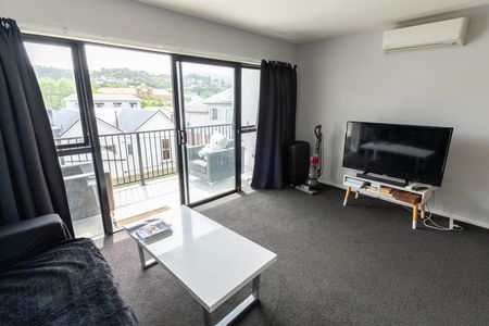 Looking for a warm, stylish apartment just steps from campus? - Photo 5