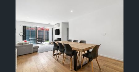 McKinnon School Zone - Garden-Wrapped, Sun-Soaked, Street Access. - Photo 2