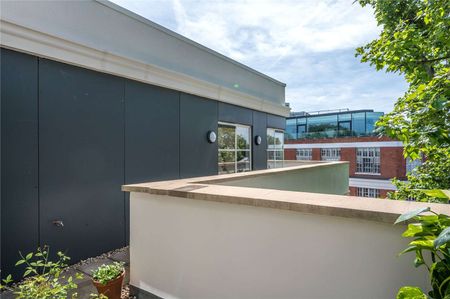 Well presented, south facing, top floor apartment with a terrace. - Photo 5