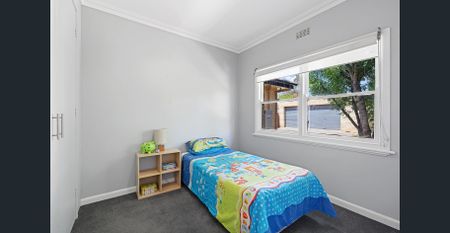 Timeless charm meets modern design, Located in perfect Flora Hill position. - Photo 2