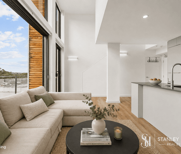 North-Facing Split-Level Penthouse in Prime Epping Location - Photo 2