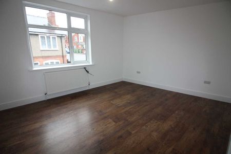 3 bed Flat - Photo 3