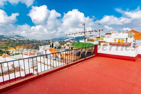 Townhouse in Cómpeta, Inland Andalucia at the foot of the mountains - Photo 2