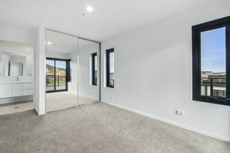 Spacious Living! - Photo 5