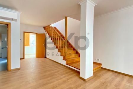 Arrenda T2 Duplex, 2º Andar, 2 Suites, Rua calma no Bairro Alto, Lisboa - Photo 3