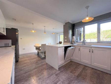 4 bedroom detached house to rent - Photo 4