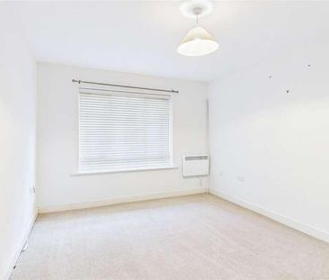 Kestrel Road, Farnborough, Hampshire, GU14 - Photo 4