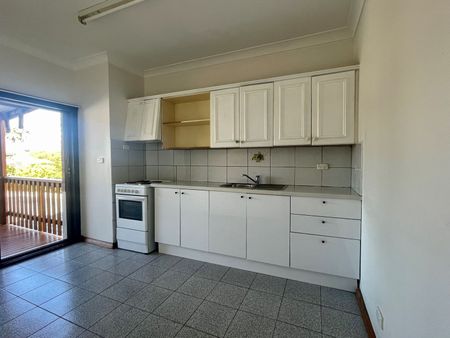 Large bright shop top 2-bedroom flat - Photo 4