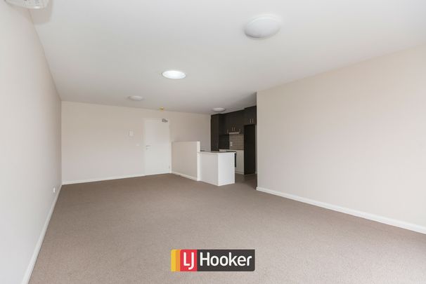 Top floor unit with 2 car spaces! - Photo 1