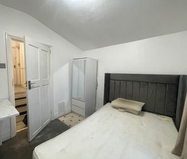 Room in a Shared House, Dagnall Park, SE25 - Photo 2