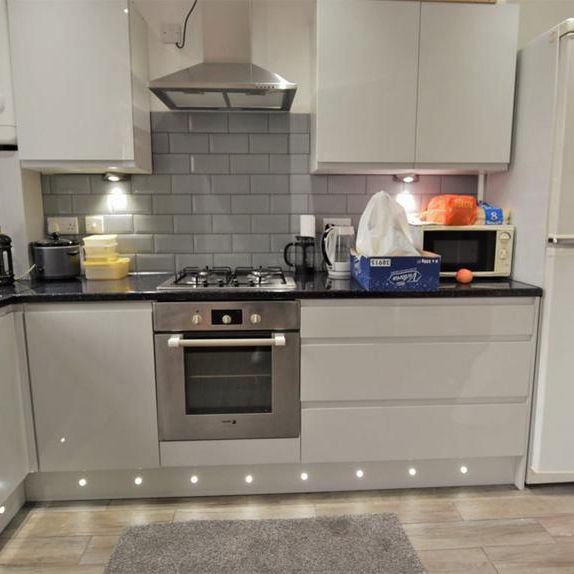 1 bedroom in a house share to rent - Photo 1