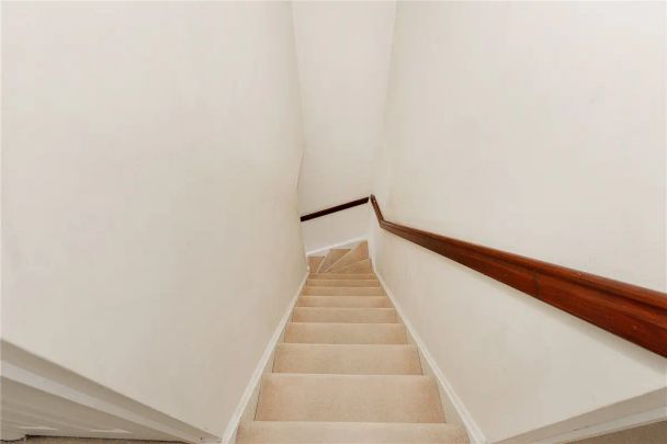 3 bedroom house in London - Photo 1